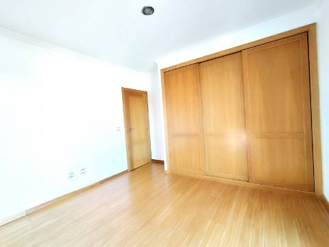 Apartamento T4 Novo com Terraço e Varanda - Vagos