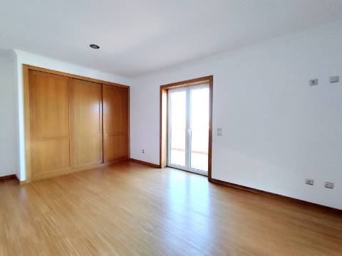 Apartamento T4 Novo com Terraço e Varanda - Vagos