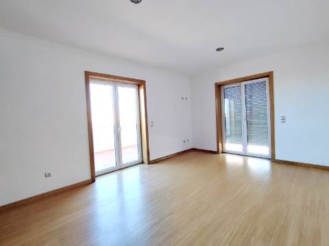 Apartamento T4 Novo com Terraço e Varanda - Vagos