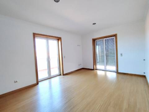 Apartamento T4 Novo com Terraço e Varanda - Vagos