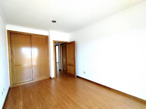 Apartamento T4 Novo com Terraço e Varanda - Vagos