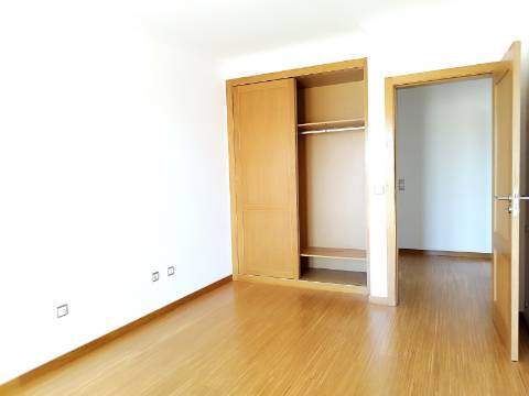 Apartamento T4 Novo com Terraço e Varanda - Vagos