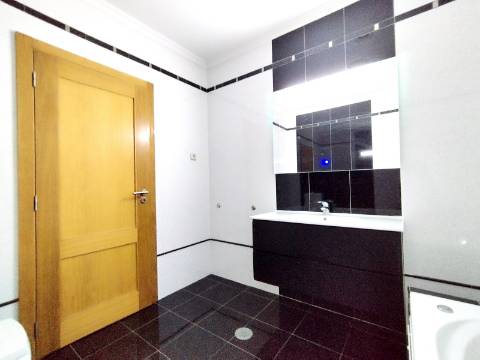 Apartamento T4 Novo com Terraço e Varanda - Vagos