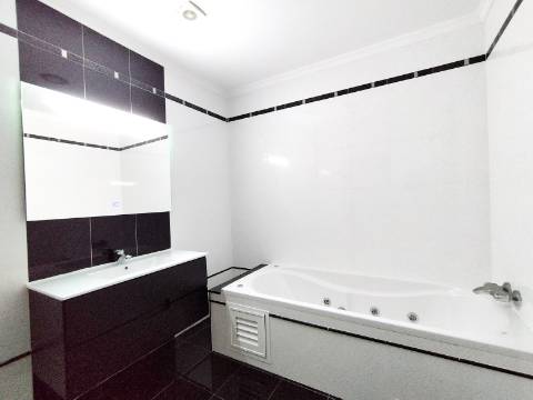 Apartamento T4 Novo com Terraço e Varanda - Vagos