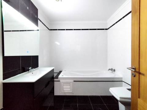 Apartamento T4 Novo com Terraço e Varanda - Vagos