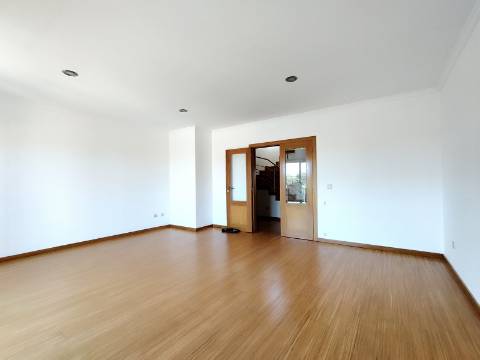 Apartamento T4 Novo com Terraço e Varanda - Vagos