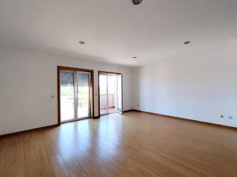 Apartamento T4 Novo com Terraço e Varanda - Vagos