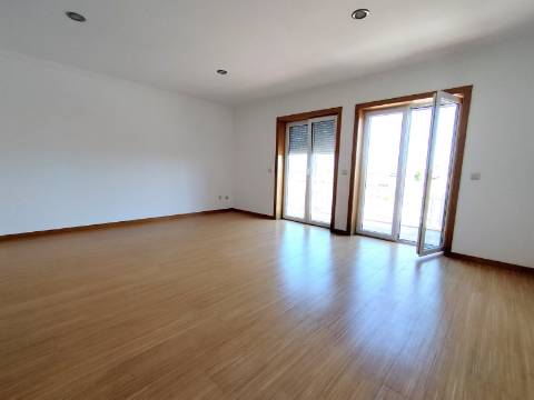 Apartamento T4 Novo com Terraço e Varanda - Vagos