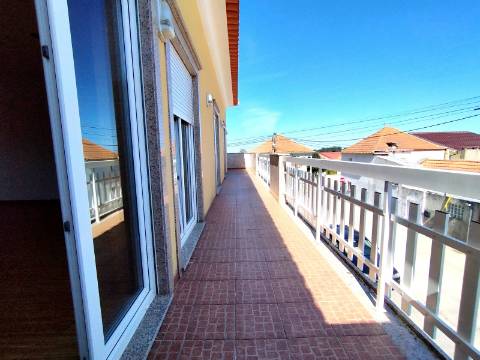 Apartamento T4 Novo com Terraço e Varanda - Vagos