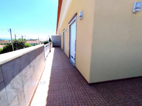 Apartamento T4 Novo com Terraço e Varanda - Vagos