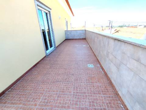 Apartamento T4 Novo com Terraço e Varanda - Vagos