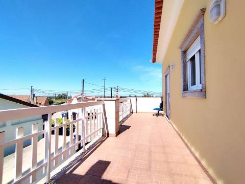 Apartamento T4 Novo com Terraço e Varanda - Vagos