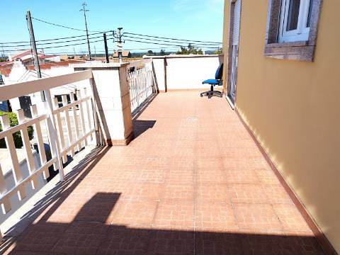 Apartamento T4 Novo com Terraço e Varanda - Vagos