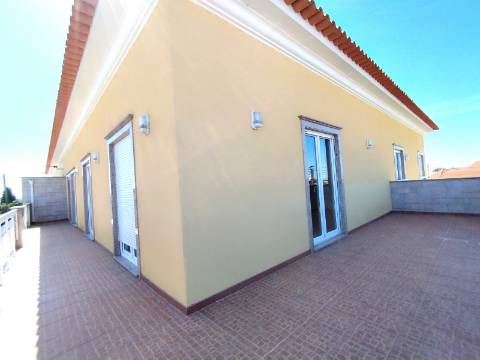 Apartamento T4 Novo com Terraço e Varanda - Vagos