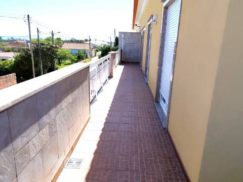 Apartamento T4 Novo com Terraço e Varanda - Vagos