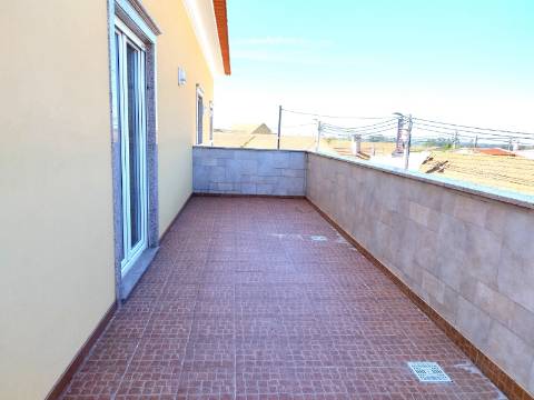 Apartamento T4 Novo com Terraço e Varanda - Vagos