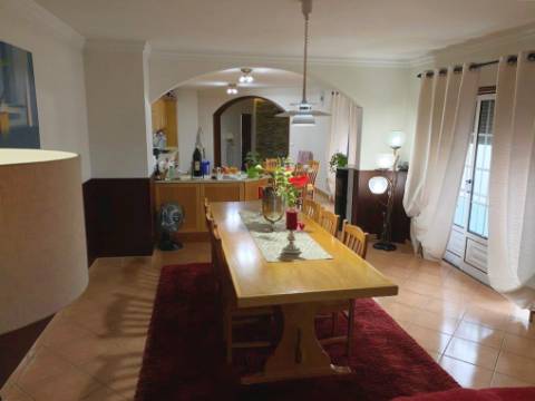 Fantástica Moradia T4 com Jardim e Garagem