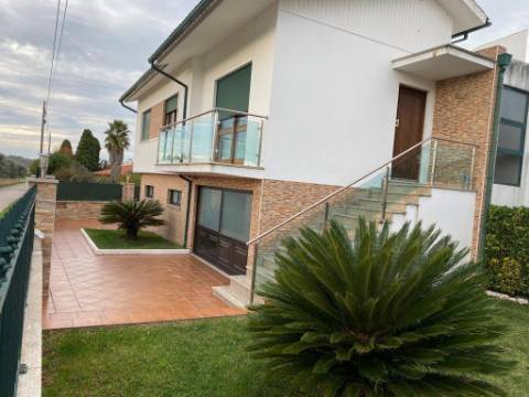 Fantástica Moradia T4 com Jardim e Garagem