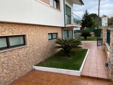 Fantástica Moradia T4 com Jardim e Garagem