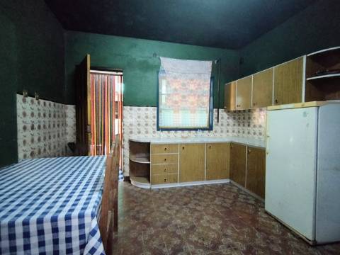 Viva com Espaço e Tradição! Moradia T5 com Adega e Quintal na Malhada de Cima - Cantanhede