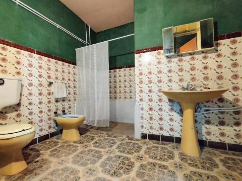 Viva com Espaço e Tradição! Moradia T5 com Adega e Quintal na Malhada de Cima - Cantanhede