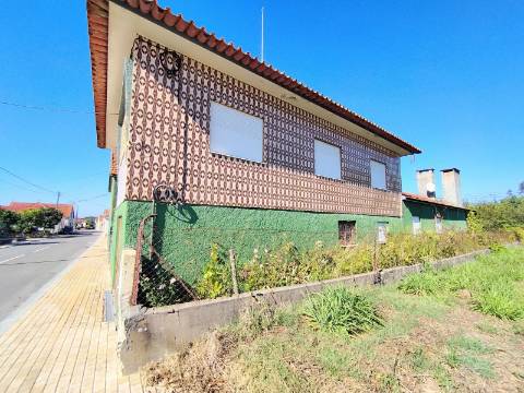 Viva com Espaço e Tradição! Moradia T5 com Adega e Quintal na Malhada de Cima - Cantanhede