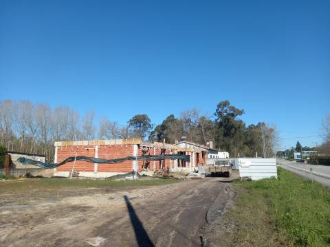 Moradia T3+1 geminada em construção