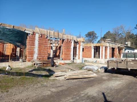 Moradia T3+1 geminada em construção