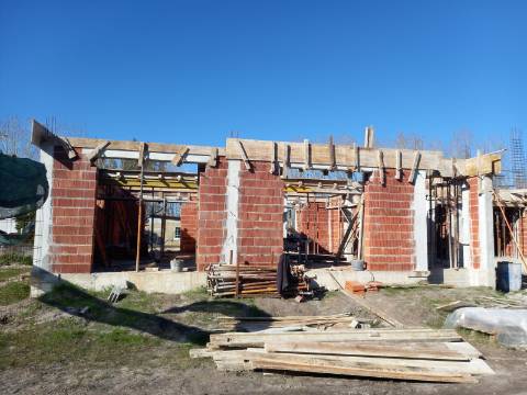 Moradia T3+1 geminada em construção