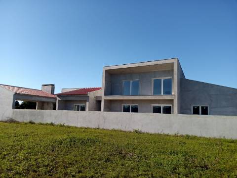 Moradia T3+1 em fase de acabamentos com Jardim e Terreno