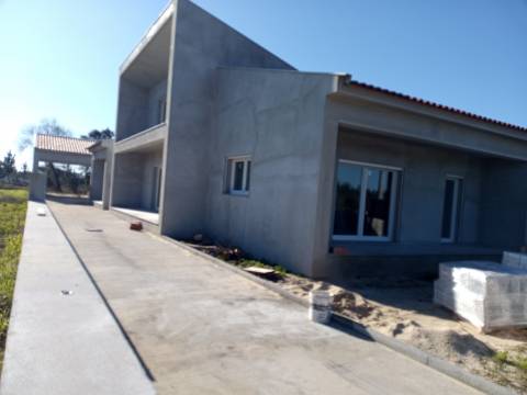 Moradia T3+1 em fase de acabamentos com Jardim e Terreno