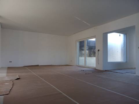 Moradia T3+1 em fase de acabamentos com Jardim e Terreno