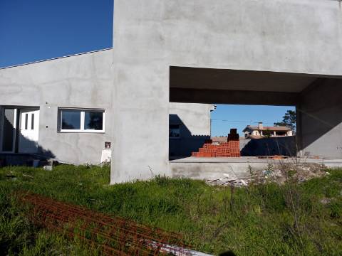 Moradia T3+1 em fase de acabamentos com Jardim e Terreno