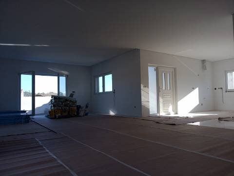 Moradia T3+1 em fase de acabamentos com Jardim e Terreno