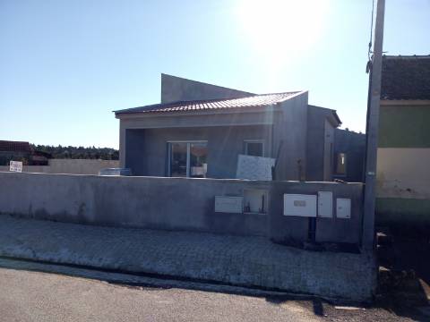 Moradia T3+1 em fase de acabamentos com Jardim e Terreno