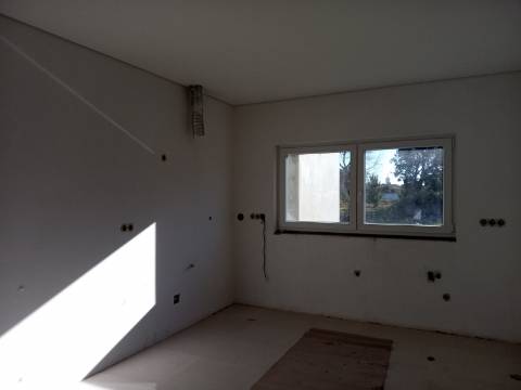 Moradia T3+1 em fase de acabamentos com Jardim e Terreno