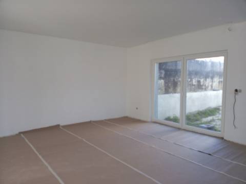 Moradia T3+1 em fase de acabamentos com Jardim e Terreno