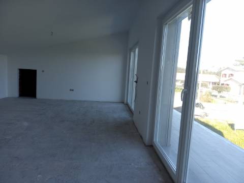 Moradia T3+1 em fase de acabamentos com Jardim e Terreno