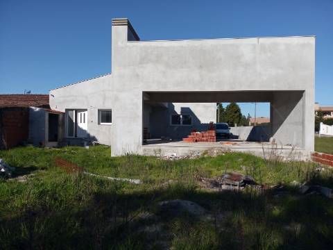 Moradia T3+1 em fase de acabamentos com Jardim e Terreno