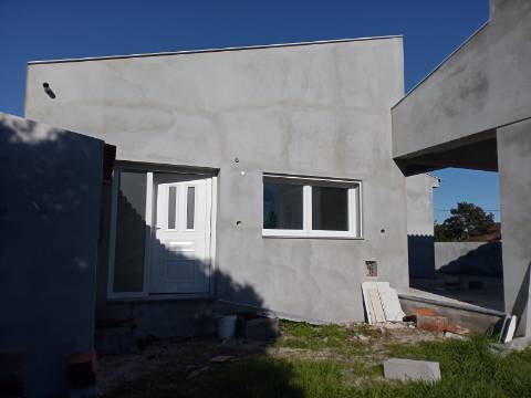 Moradia T3+1 em fase de acabamentos com Jardim e Terreno