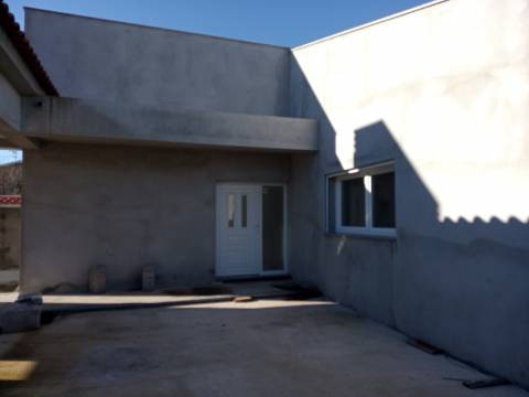 Moradia T3+1 em fase de acabamentos com Jardim e Terreno