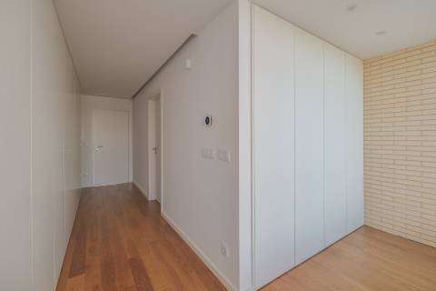 Moradia de Luxo em Aveiro - Elegância à Beira da Ria