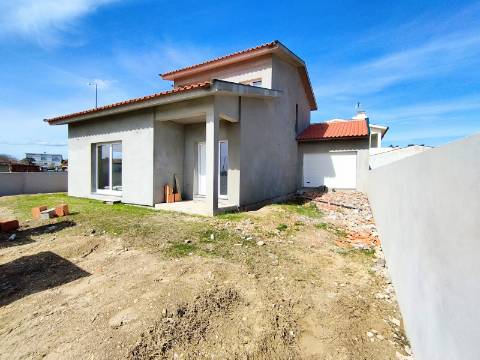 Moradia T4 - Oliveira do Bairro - Conforto, Espaço e Localização Privilegiada.