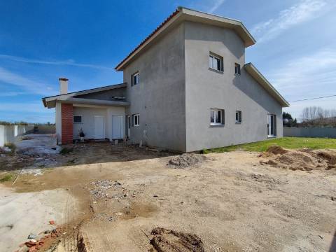 Moradia T4 - Oliveira do Bairro - Conforto, Espaço e Localização Privilegiada.