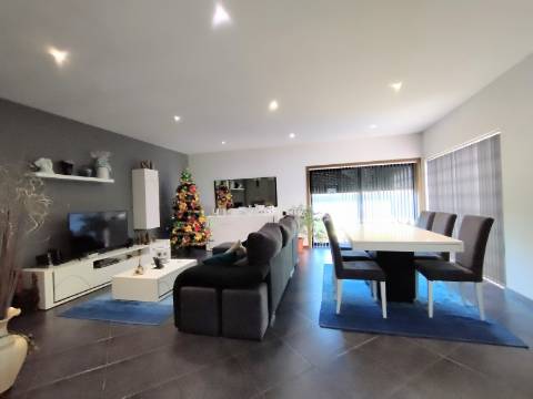 Moradia T4, Garagem e Quintal, Oliveira do Bairro