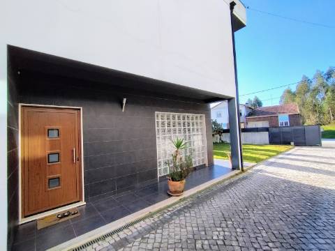 Moradia T4, Garagem e Quintal, Oliveira do Bairro