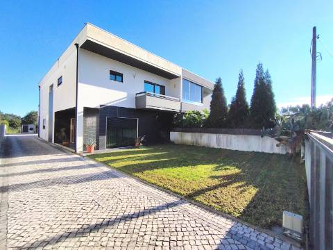 Moradia T4, Garagem e Quintal, Oliveira do Bairro