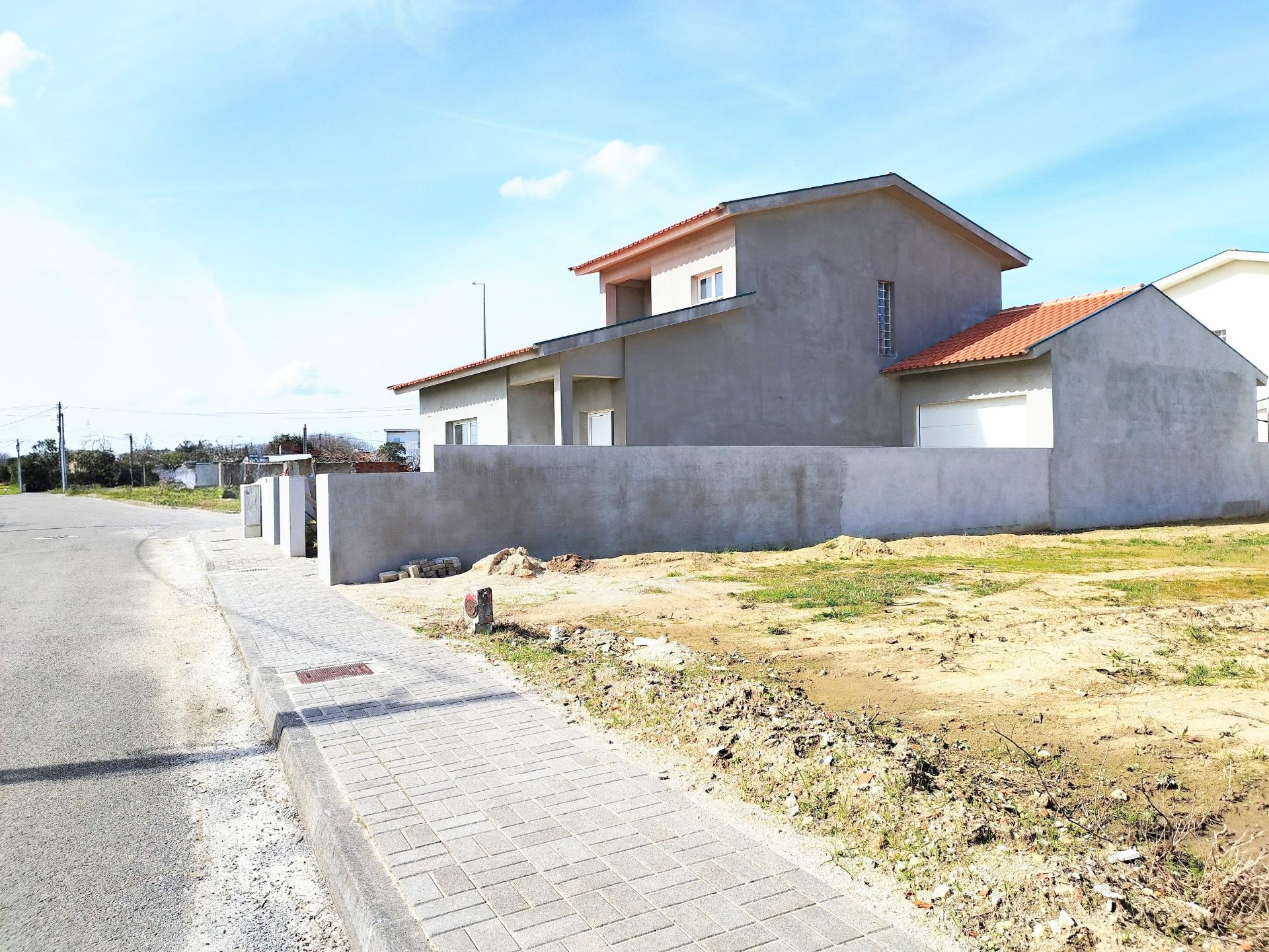 Moradia T4 - Troviscal / Oliveira do Bairro - Conforto, Espaço e Localização Privilegiada.