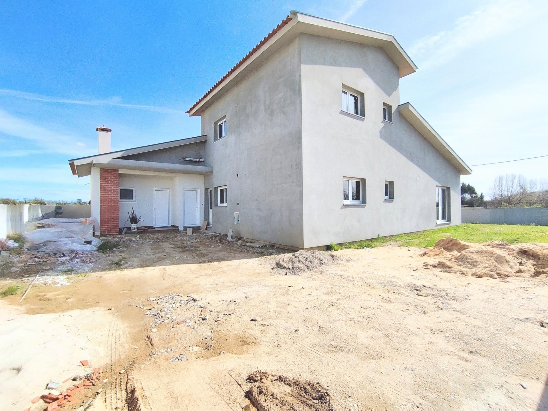 Moradia T4 - Troviscal / Oliveira do Bairro - Conforto, Espaço e Localização Privilegiada.