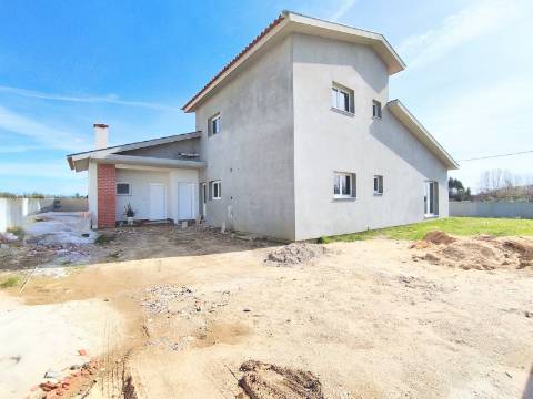 Moradia T4 - Troviscal / Oliveira do Bairro - Conforto, Espaço e Localização Privilegiada.